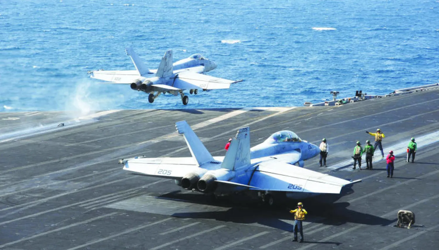 طائرات قوات التحالف تنطلق من فوق حاملة الطائرات جورج دبليو بوش في طريقها لدك مواقع «خراسان» المرتبطة بـ«القاعدة» في الداخل السوري أول من أمس (إ.ب.أ)