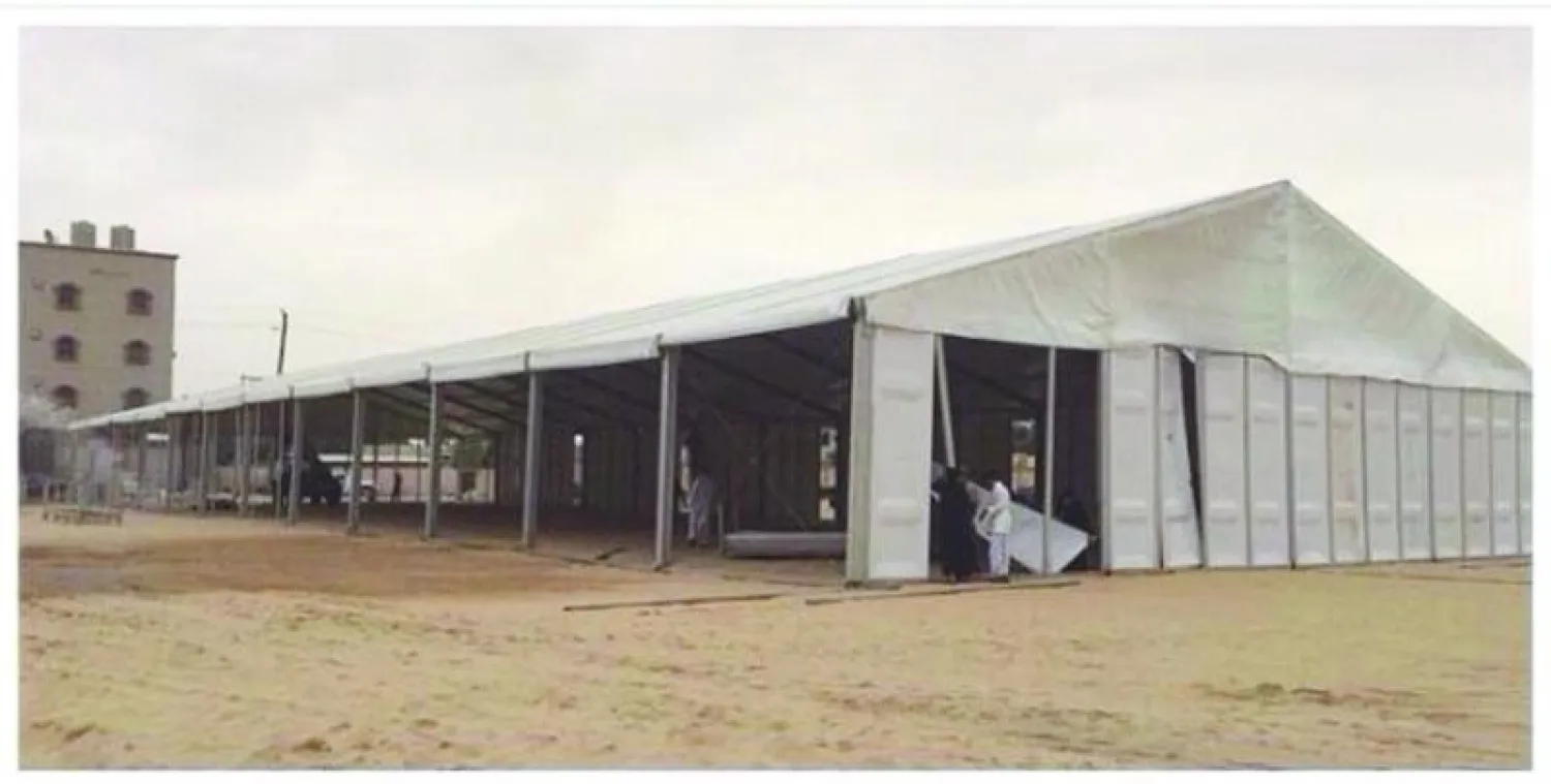 مخيم العزاء الذي نصبه أهالي الضحايا في قرية الدالوة بمحافظة الأحساء أمس ({الشرق الأوسط})