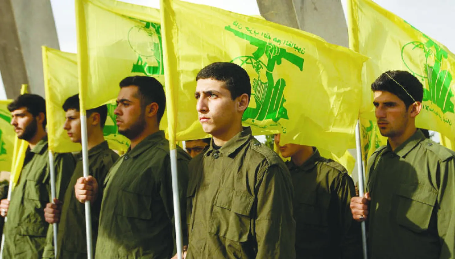 صورة أرشيفية لعناصر من «حزب الله» خلال استعراض عسكري بجنوب لبنان في فبراير 2014 (أ.ب)