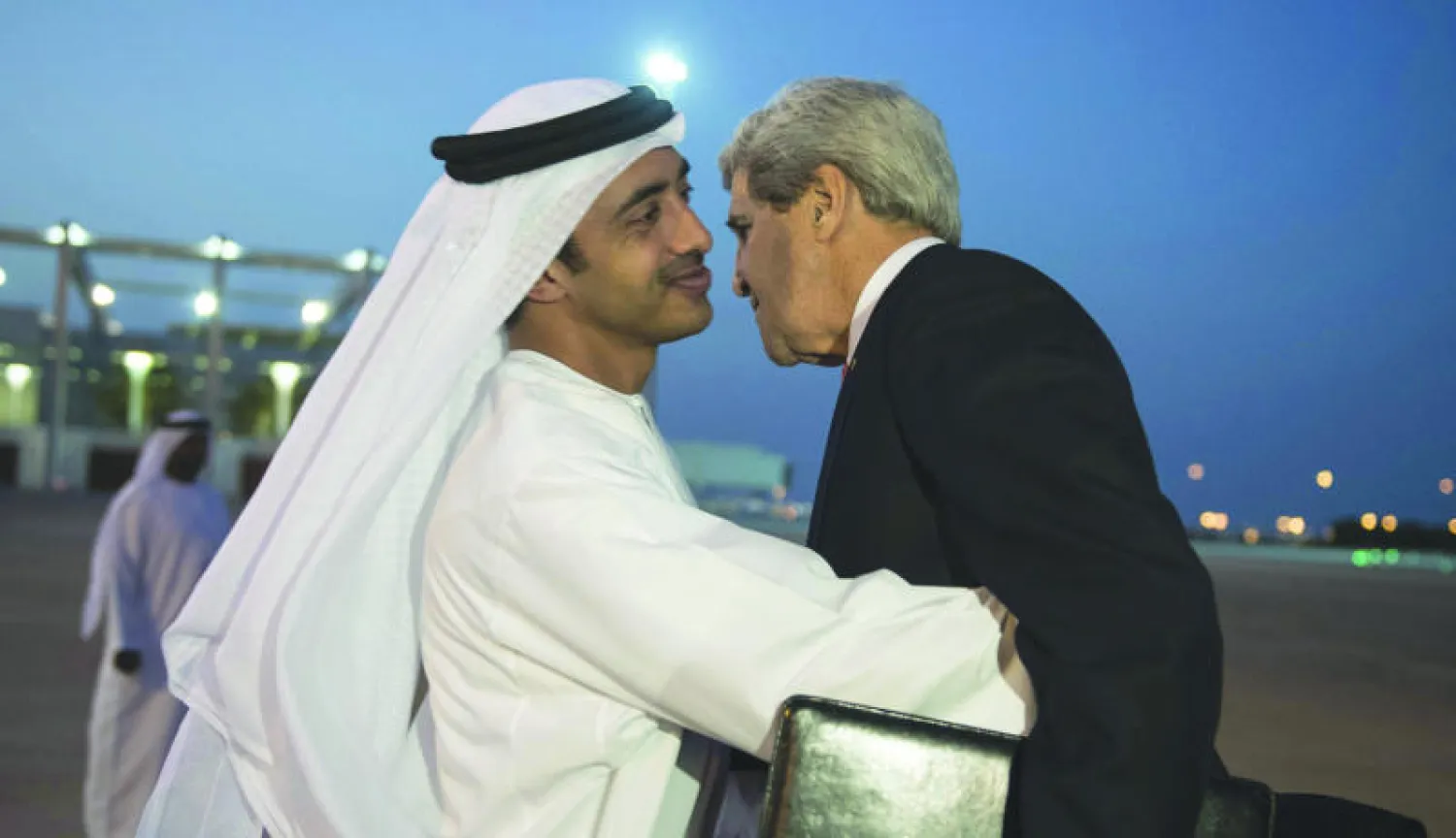 وزير الخارجية الإماراتي الشيخ عبد الله بن زايد آل نهيان لدى استقباله وزير الخارجية الأميركي في أبوظبي أمس (أ.ب)