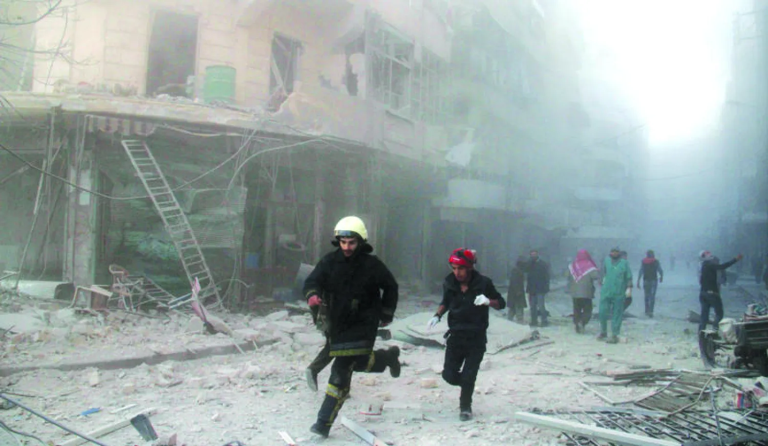 آثار الدمار والحرائق في منطقة المواصلات بحلب التي قصفت من قبل طيران النظام أمس (أ.ف.ب)