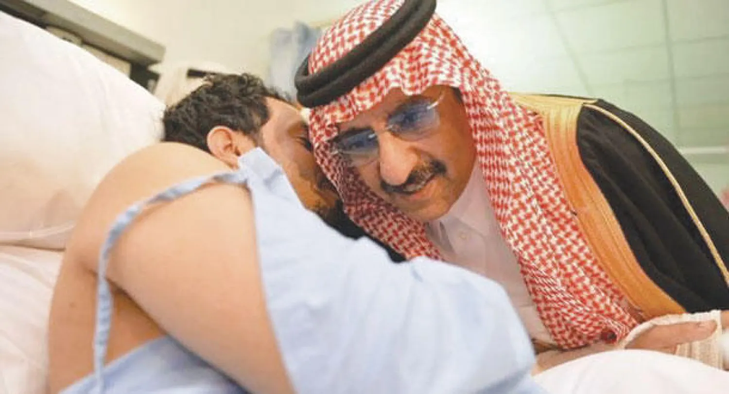 وزير الداخلية السعودي الأمير محمد بن نايف لدى زيارته واطمئنانه على أحد رجال الأمن المصابين في المواجهات (واس)