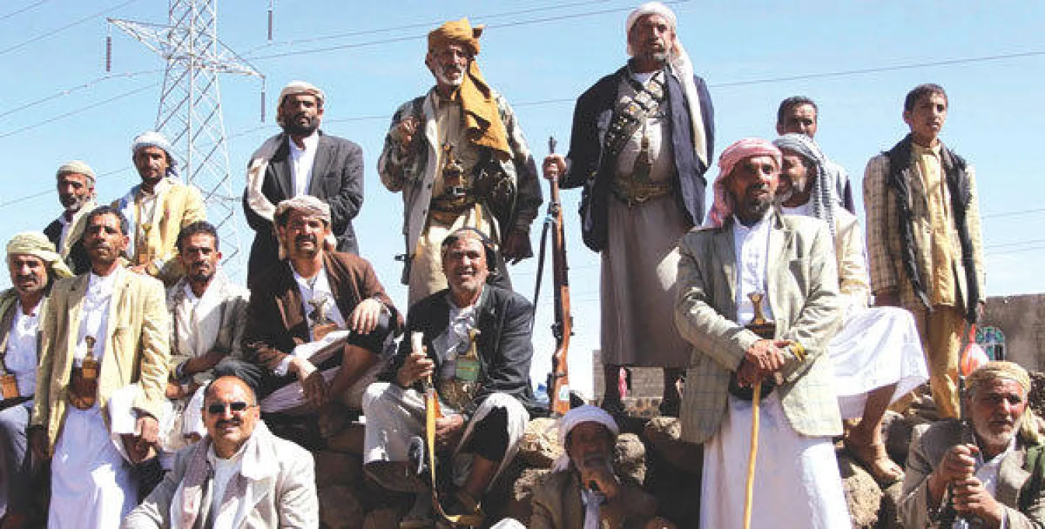 رجال قبائل موالون للحوثيين في اقليم عمران شمال اليمن يحضرون اجتماعا قبليا (رويترز)