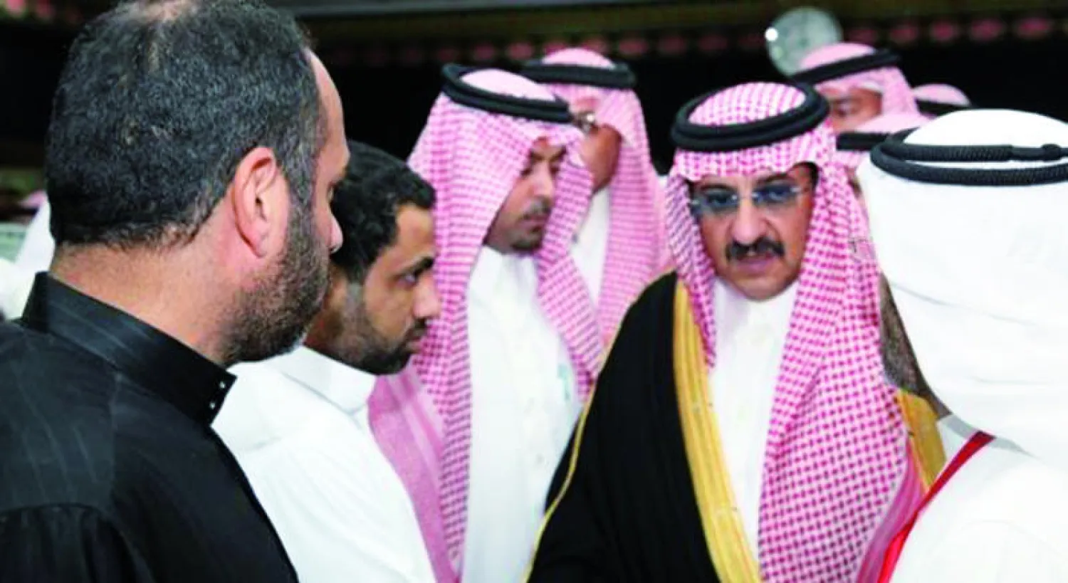 الامير محمد بن نايف يعزي عوائل الضحايا في الدالوة بالاحساء (واس)