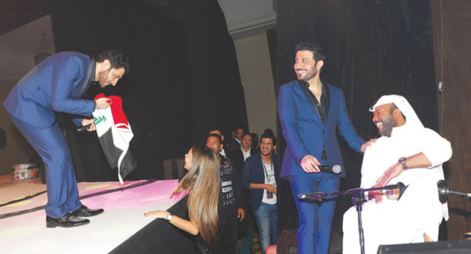 ماجد المهندس يحفز أحد أعضاء فرقته