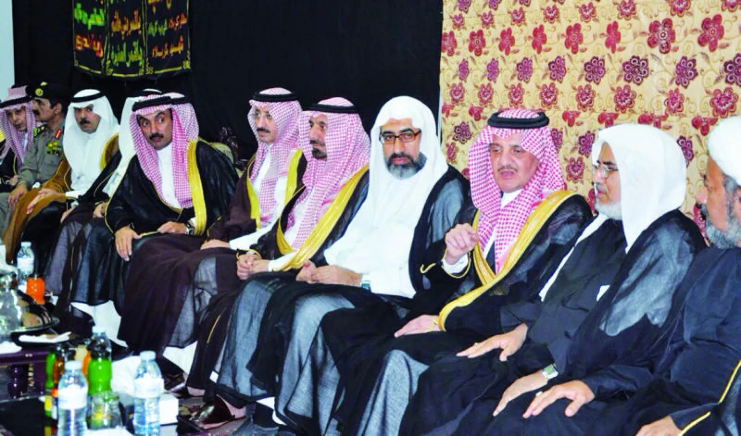 أمير المنطقة الشرقية الأمير سعود بن نايف لدى تأديته العزاء في المتوفين في حادثة حسينية الدالوة بمحافظة الأحساء (واس)