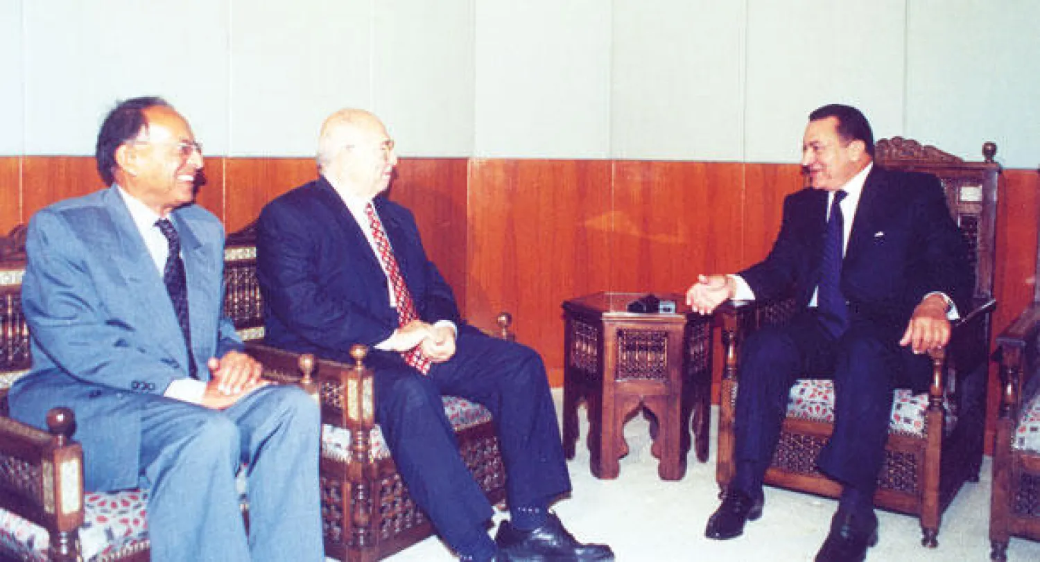 مبارك في بداية عهده يجتمع مع خالد محي الدين عضو مجلس قيادة الثورة ورفعت السعيد