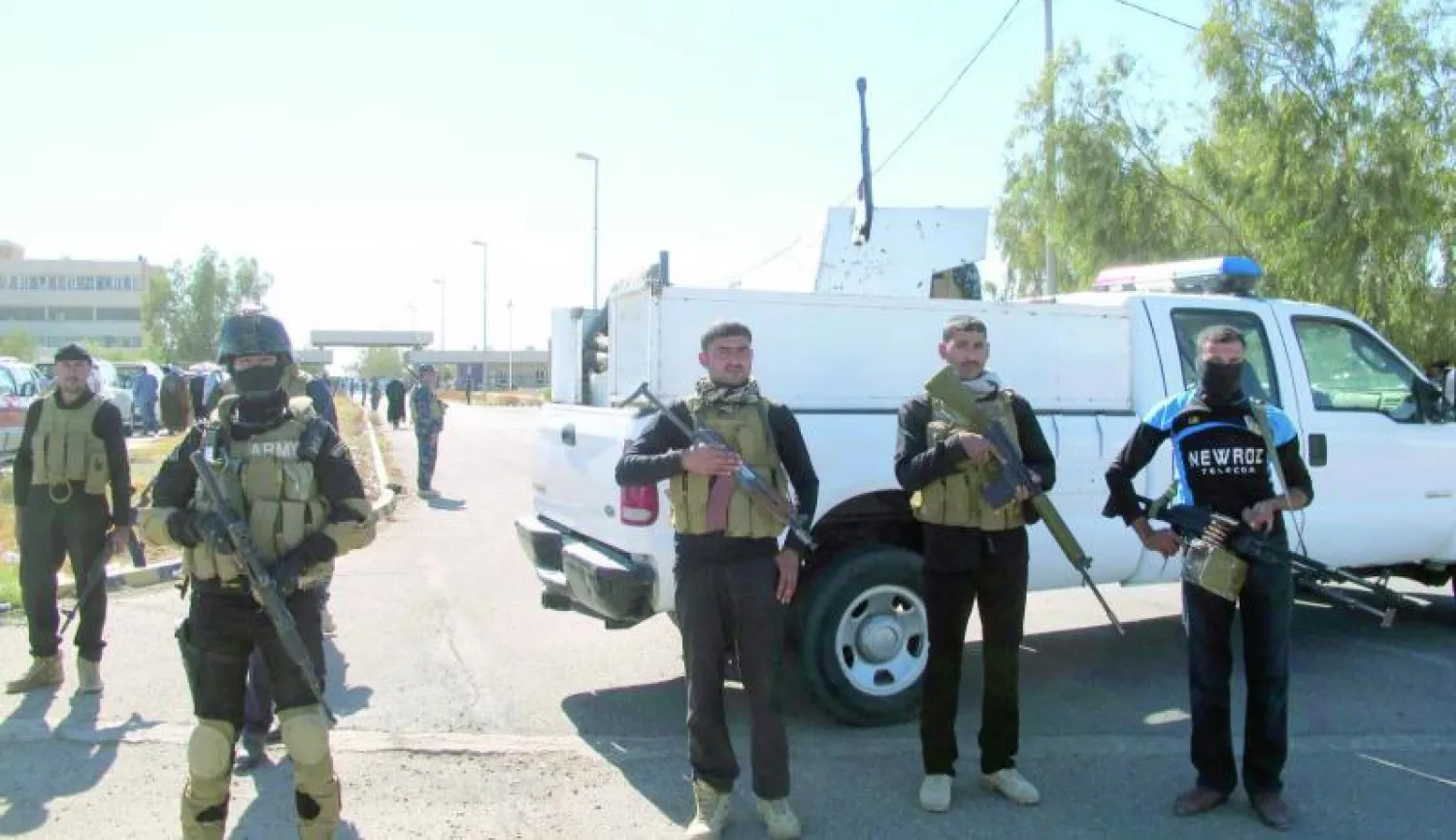 أفراد من القوات الأمنية ومقاتلون من العشائر العراقية يشكلون نقطة سيطرة دفاعا عن عامرية الفلوجة ضد مقاتلي «داعش» أول من أمس (رويترز)