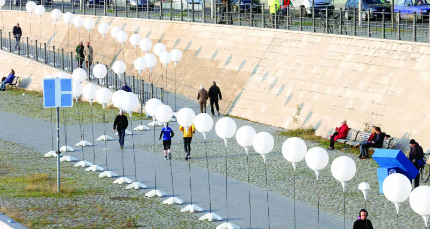 بالونات مضيئة وضعت على امتداد المسار القديم للجدار بمناسبة الذكرى الـ25 لسقوطه في برلين أمس (إ.ب.أ)