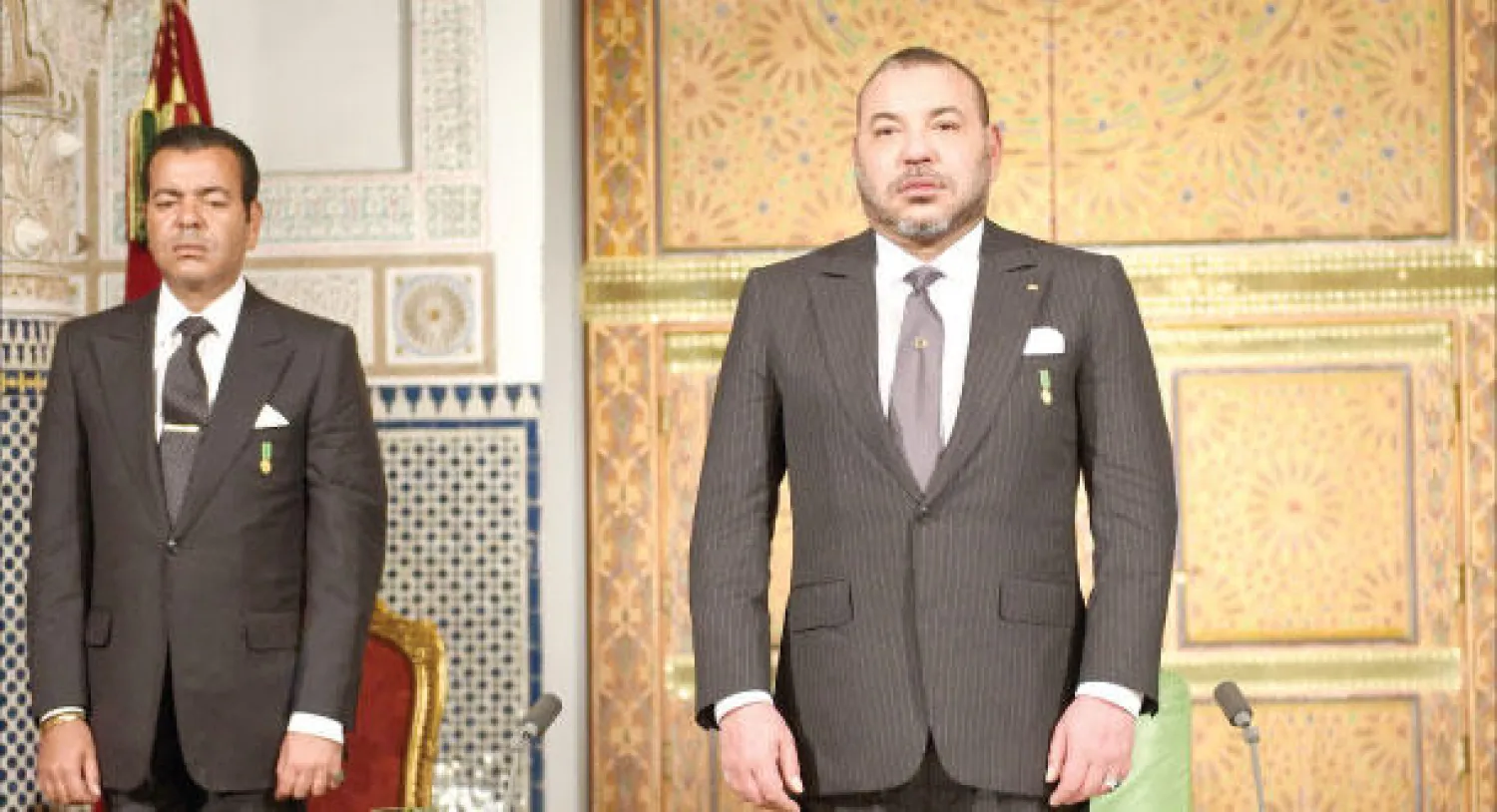 الملك محمد السادس لدى القائه الخطاب مساء أول من أمس بمناسبة الذكرى 39 للمسيرة الخضراء وإلى جانبه شقيقه الأمير مولاي رشيد (ماب)