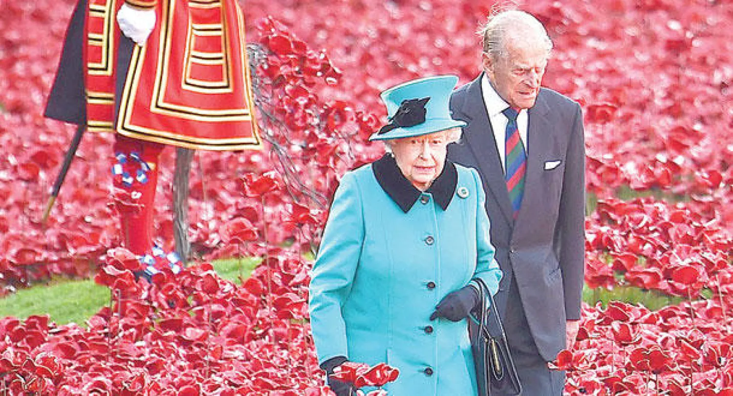 الملكة اليزابيث الثانية وزوجها الأمير فيليب خلال زيارتهما لعرض الزهور  (إ.ب.أ)
