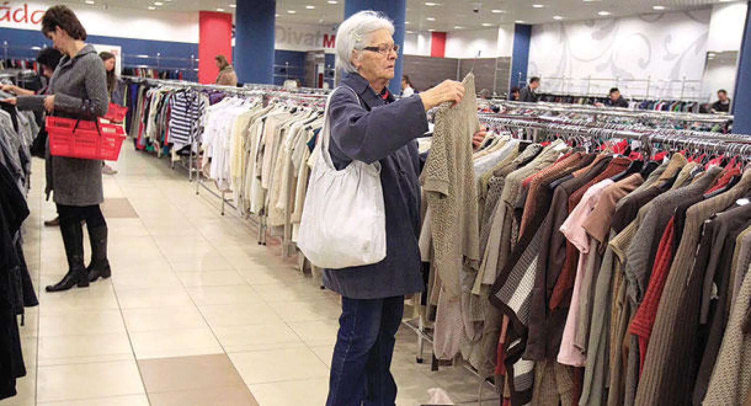 الإقبال على الملابس المستعملة في بودابست بالمجر (رويترز)