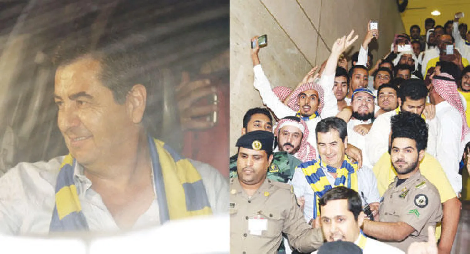 دا سيلفا وصل الرياض وسط استقبال جماهيري حاشد وحراسة أمنية مشددة (تصوير: عبد العزيز النومان)  -  مدرب النصر الجديد بعد ركوبه السيارة في المطار (تصوير: عبد العزيز النومان)