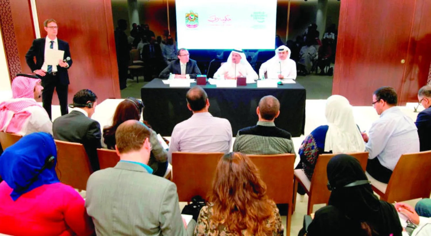 المنصوري وزير الاقتصاد الإماراتي والقمزي مدير عام دائرة التنمية الاقتصادية في دبي واسبن ايدي رئيس مركز الاستراتيجيات العالمية في القمة («الشرق الأوسط»)