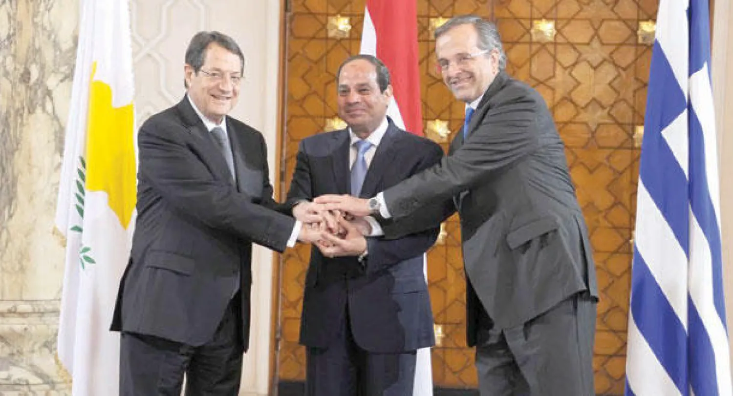 الرئيس المصري عبد الفتاح السيسي في مؤتمر صحافي مشترك في القاهرة أمس مع أنتونيس ساماراس رئيس وزراء اليونان ورئيس جمهورية قبرص نيكوس أناستاسيادس (الرئاسة المصرية)