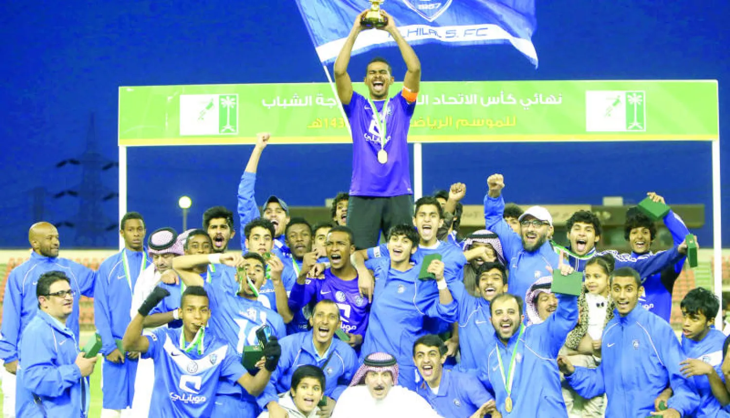 لاعبو الهلال خلال فرحة التتويج بكأس الاتحاد السعودي للشباب (تصوير: سامي اليوسف)