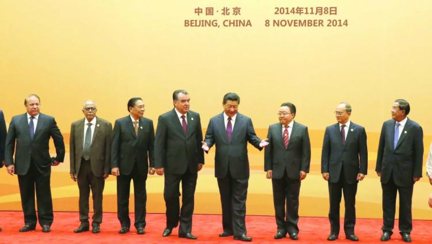 الرئيس الصيني شي جين بينغ يتوسط زعماء دول أبك في بكين أمس (أ. ف. ب)