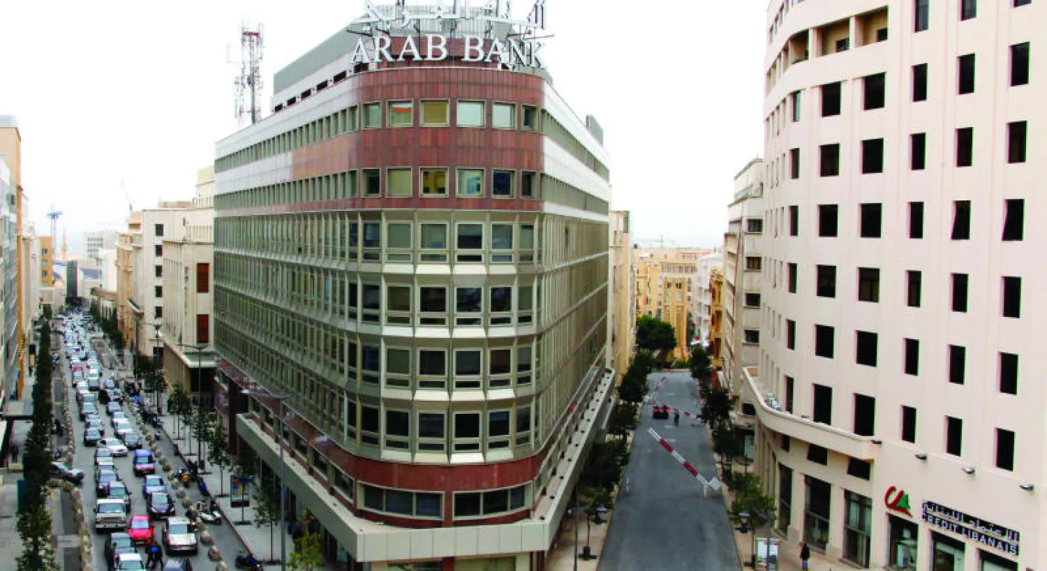 منظر عام لشارع البنوك وسط بيروت (رويترز)