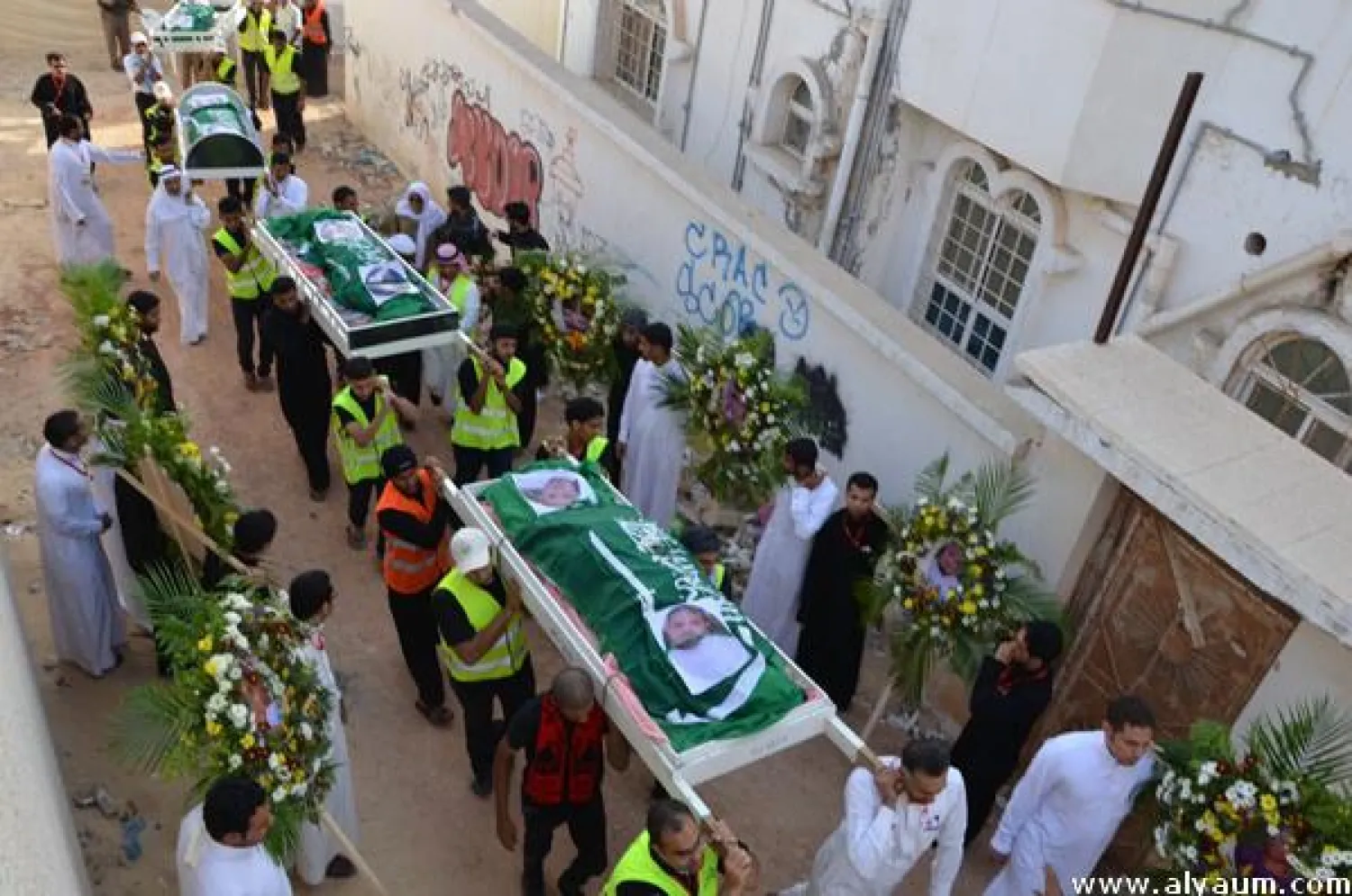 جانب من مراسم التشييع لضحايا حادثة «الدالوة»، وفي الصورة المشيعون يحملون صور رجال الأمن الذين قتلوا في المواجهات مع الإرهابيين (تصوير: عيسى الدبيسي)