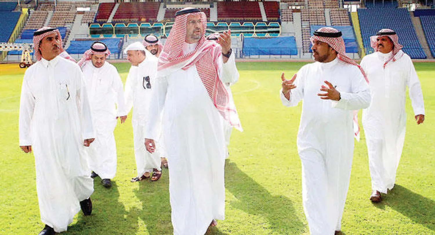 الأمير عبد الله بن مساعد خلال تفقده ملاعب خليجي 22 (تصوير: المركز الإعلامي لاتحاد الكرة السعودي)