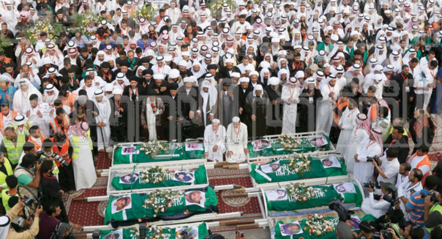 جانب من أداء صلاة الميت على ضحايا حادثة «الدالوة» (تصوير: عيسى الدبيسي)