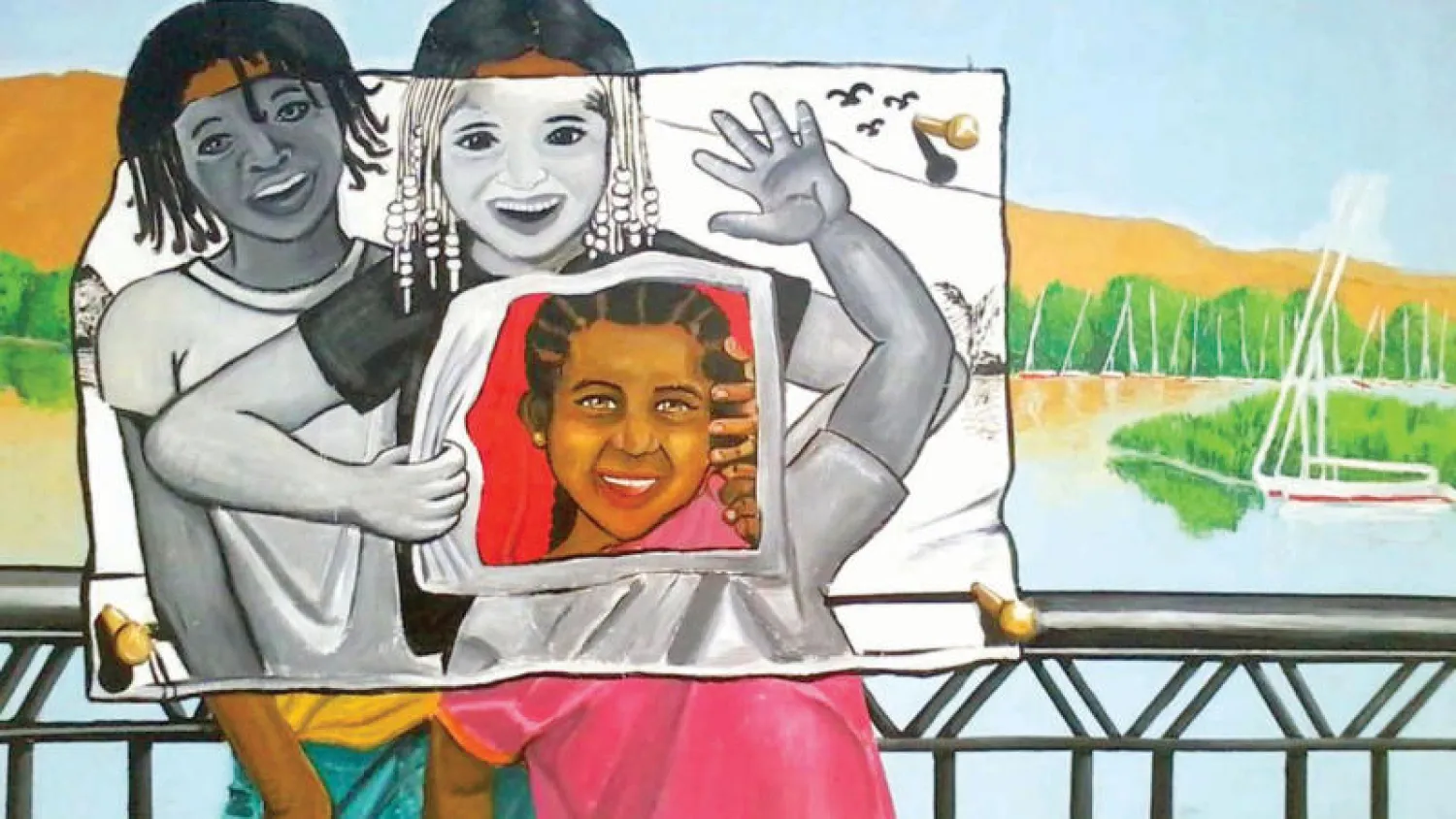 إحدى الجداريات التي تم رسمها ويظهر فيها أطفال نوبيون وخلفهم نيل أسوان