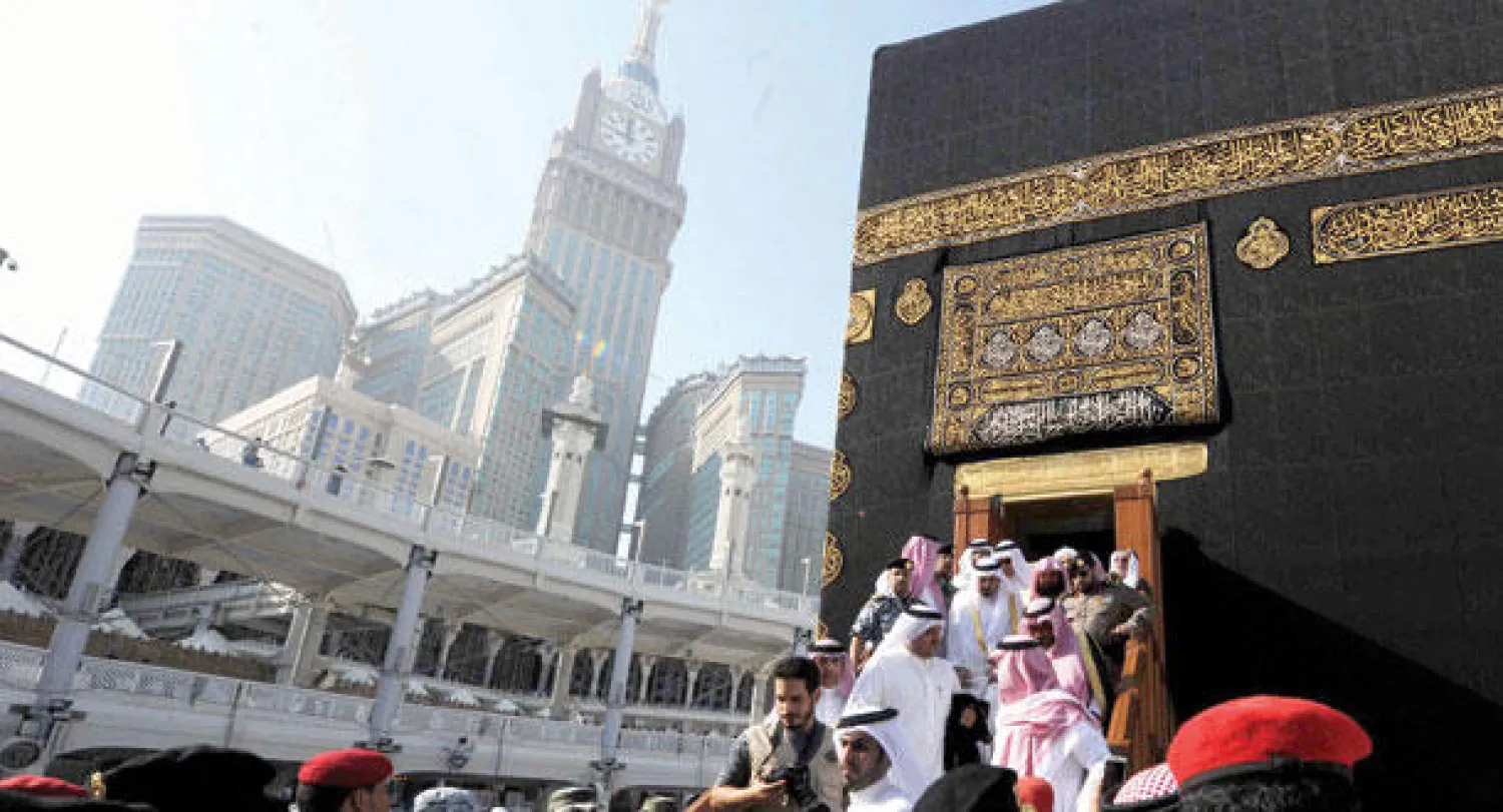 مشعل بن عبد الله بن عبد العزيز أمير منطقة مكة المكرمة لدى خروجه من الكعبة المشرفة التي تشرف نيابة عن خادم الحرمين بغسيلها بماء زمزم والطيب صباح أمس (واس)