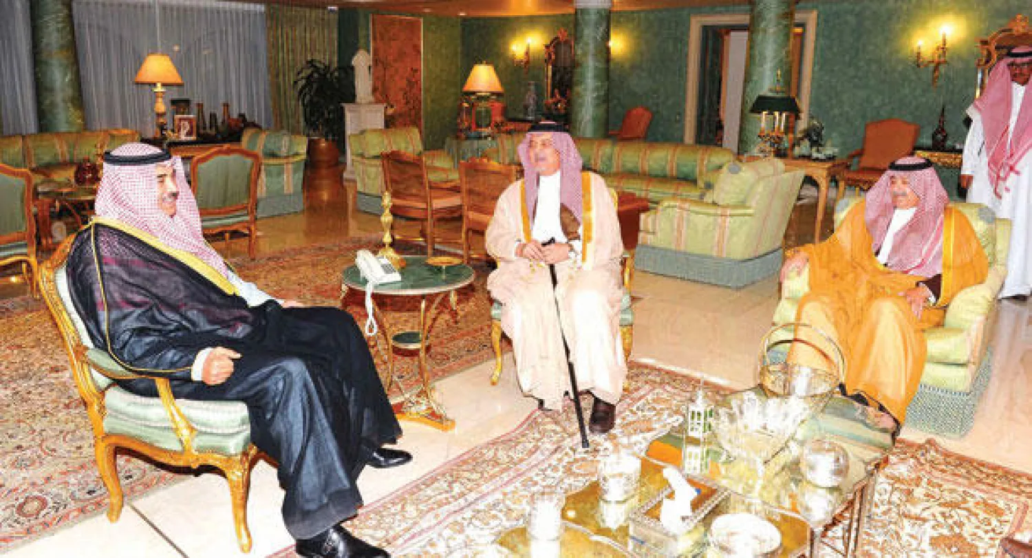 الأمير سعود الفيصل ونظيره الكويتي خلال اللقاء ويبدو الأمير عبد العزيز بن عبد الله نائب وزير الخارجية السعودي (واس)