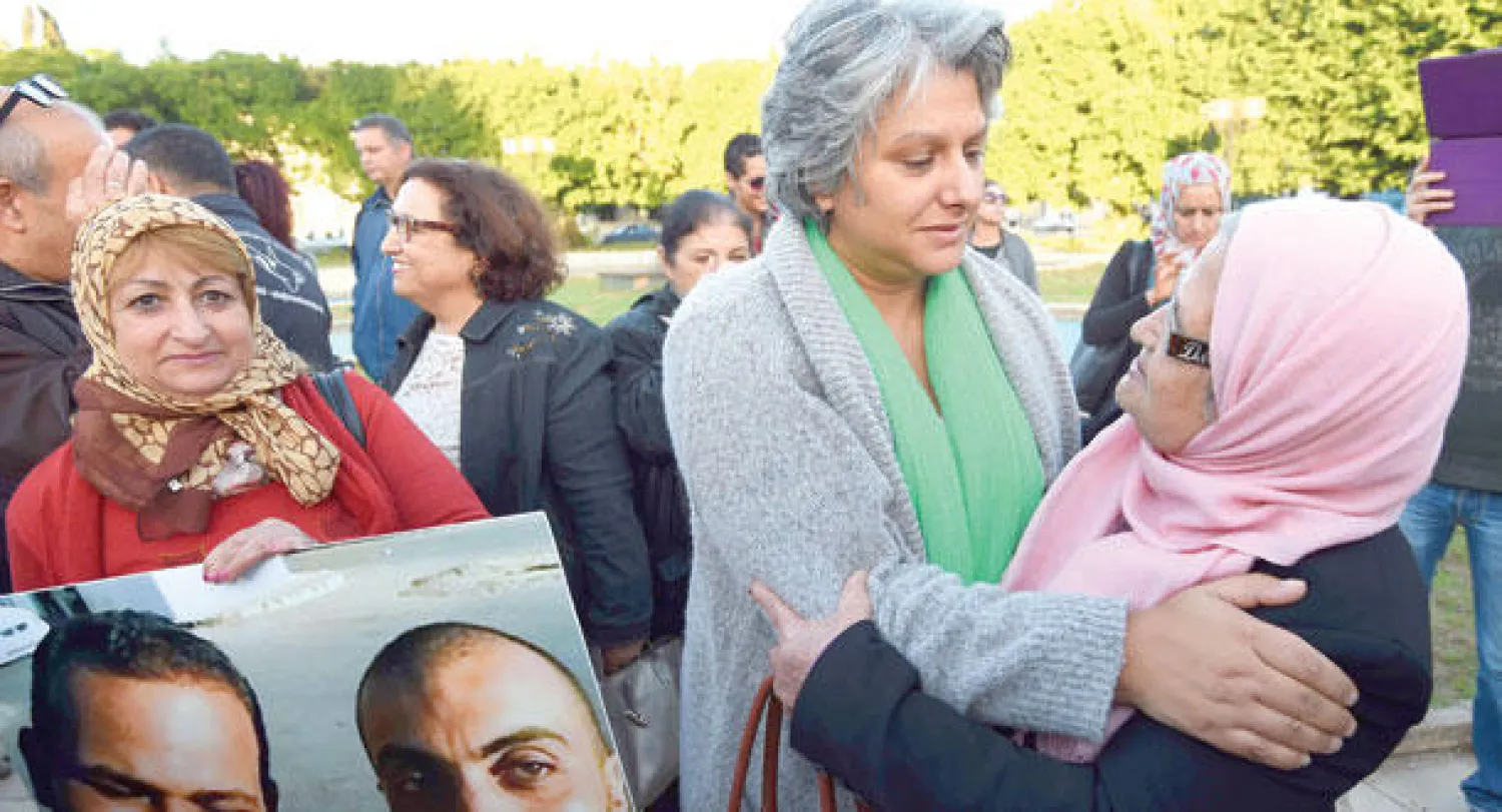 أرملة المعارض التونسي الراحل شكري بلعيد تحتضن والدة الصحافي سفيان الشرابي في تونس أمس (أ.ف.ب)