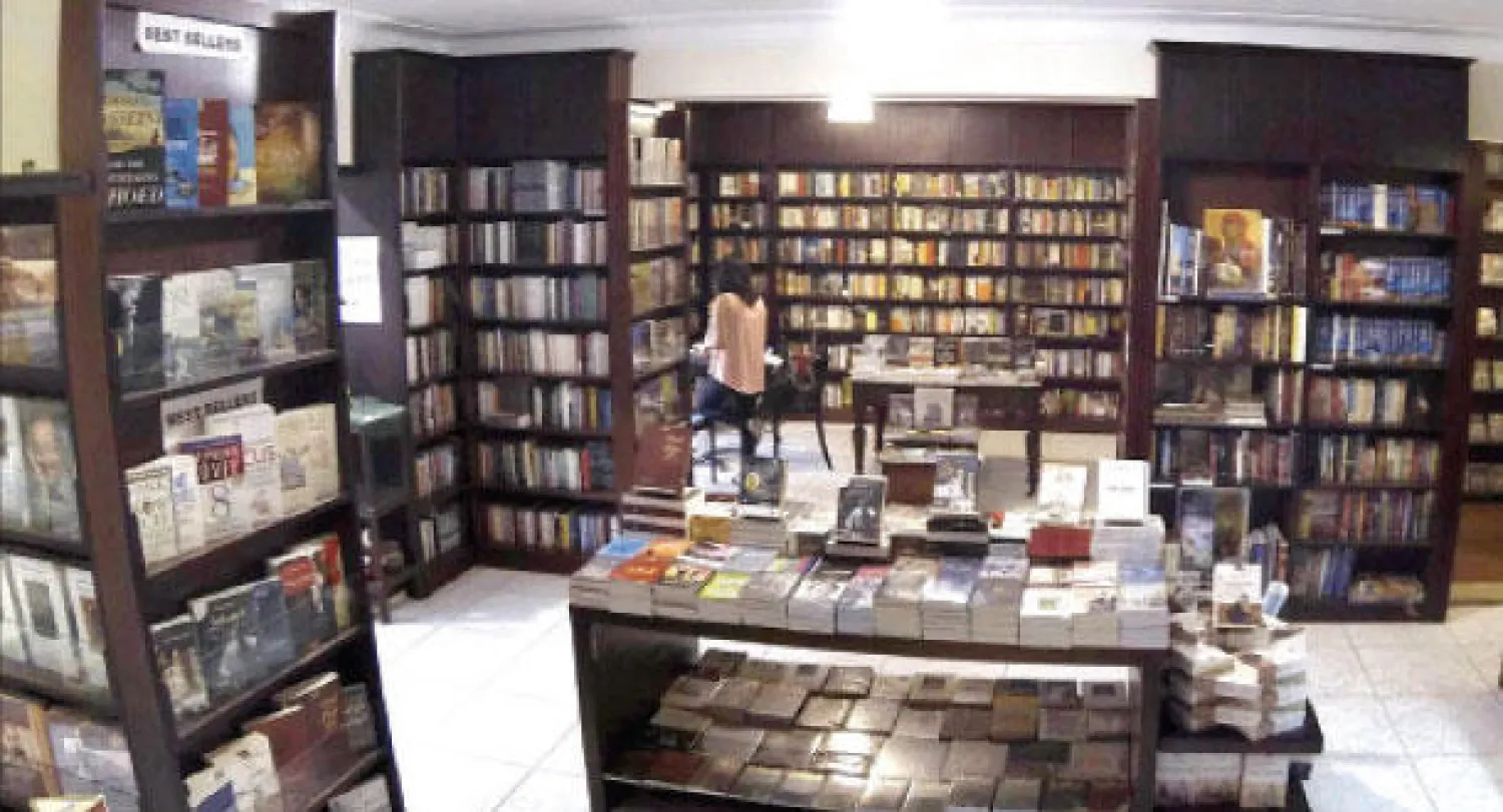 لقطة داخلية لمكتبة {الكتب خان} بحي المعادي غرب القاهرة