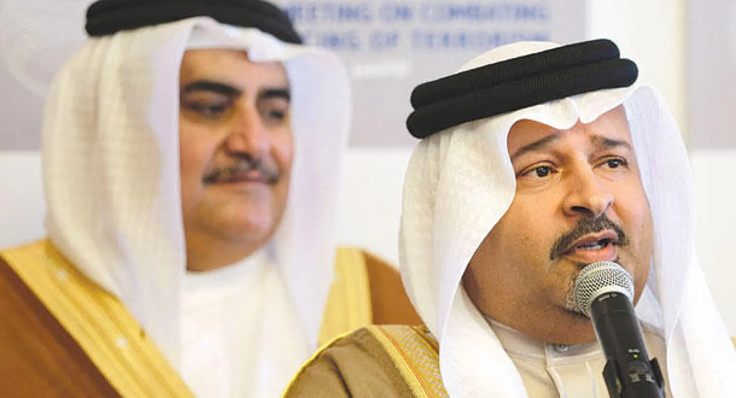 الشيخ أحمد بن محمد آل خليفة وزير المالية البحريني يتحدث في مؤتمر المنامة لمكافحة تمويل الإرهاب أول من أمس (أ.ب)