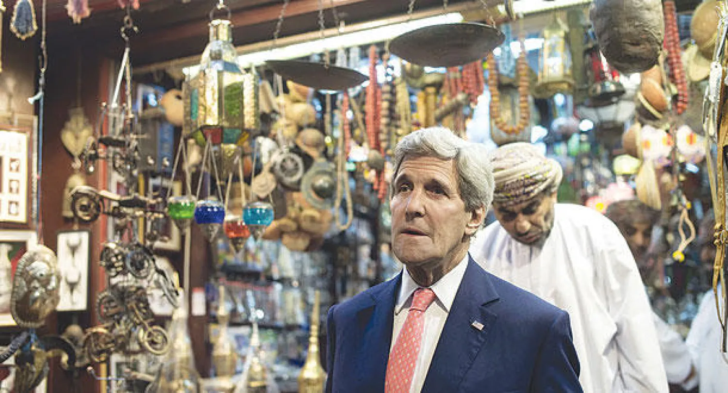 وزير الخارجية الأميركي يتجول في  سوق شعبية في مسقط أمس (أ.ب)