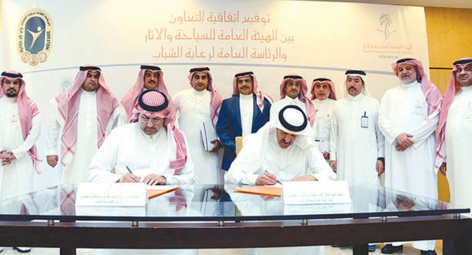 الأمير سلطان بن سلمان والأمير عبد الله بن مساعد خلال توقيع الاتفاقية