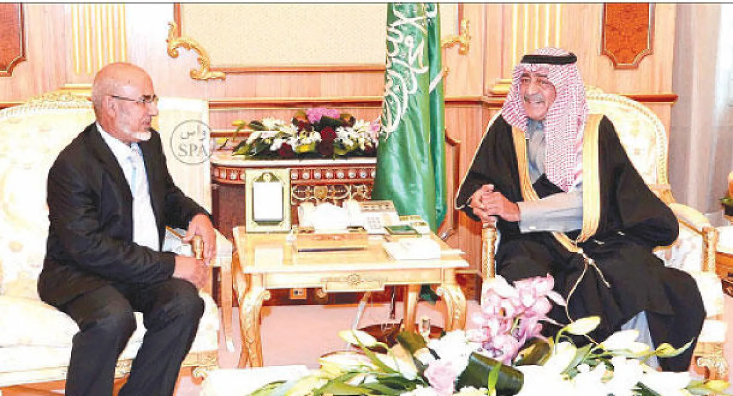 الأمير مقرن بن عبد العزيز خلال استقباله السفير الموريتاني المعين لدى السعودية (واس)