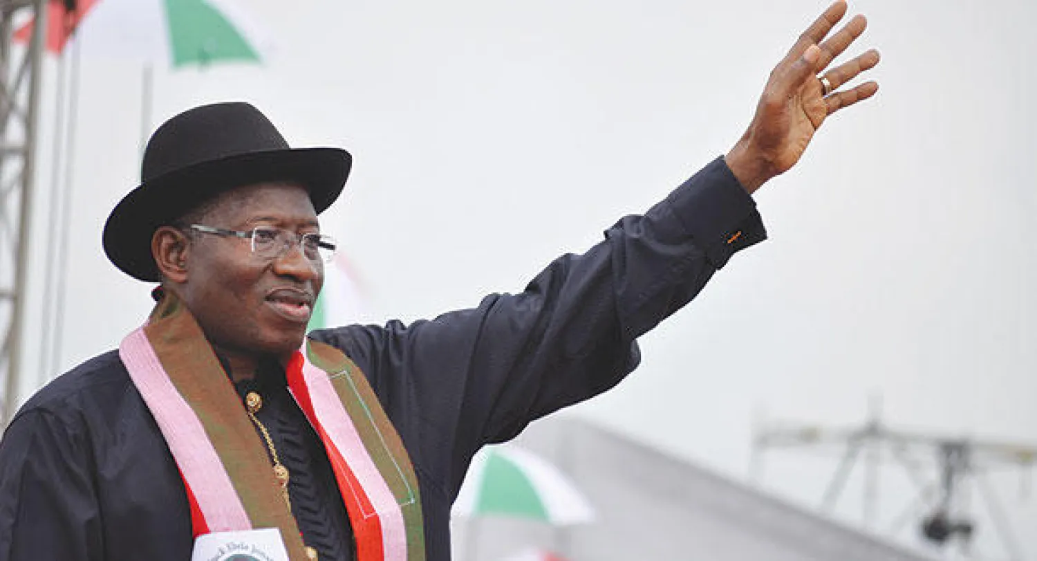 جوناثان يحيي أنصاره بعد إعلان عزمه الترشح لفترة ثانية في أبوجا أمس (أ.ب)