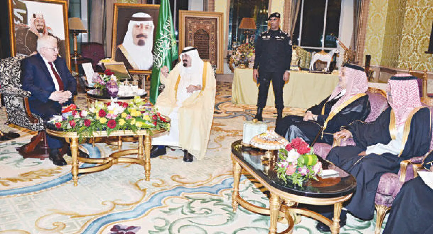 الملك عبد الله بن عبد العزيز لدى استقباله الرئيس العراقي فؤاد معصوم .. ويبدو الأمير سعود الفيصل وزير الخارجية والأمير مقرن بن عبد العزيز ولي ولي العهد (واس)