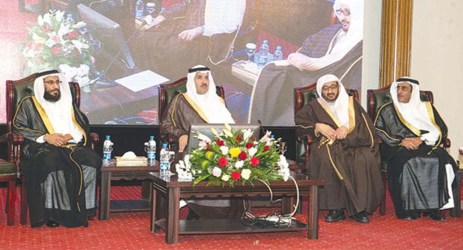 الأمير فيصل بن سلمان أمير منطقة المدينة المنورة خلال افتتاح أعمال الملتقى أمس («الشرق الأوسط»)