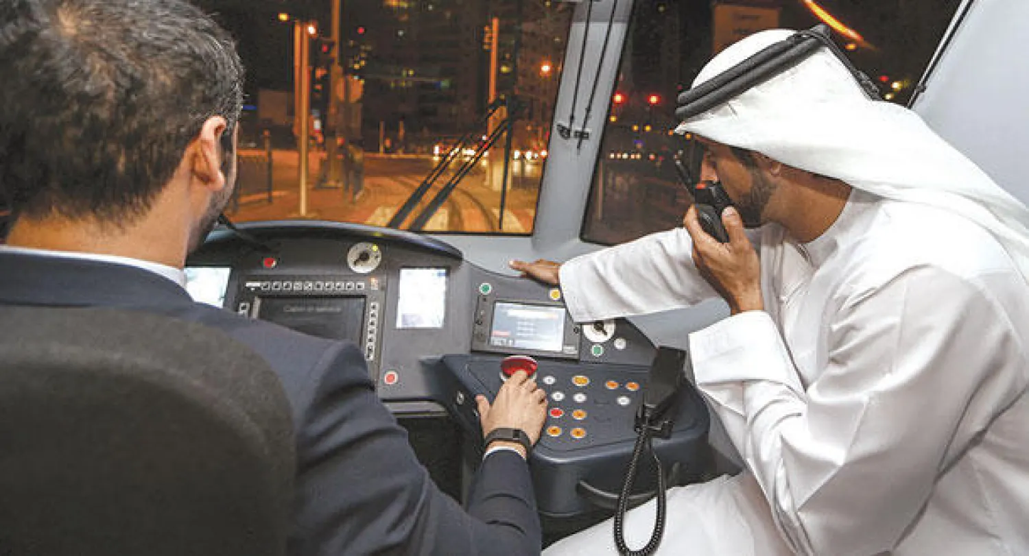 ولي عهد دبي خلال تجربة تشغيل الترام يوم أمس على هامش التدشين الرسمي («الشرق الأوسط»)