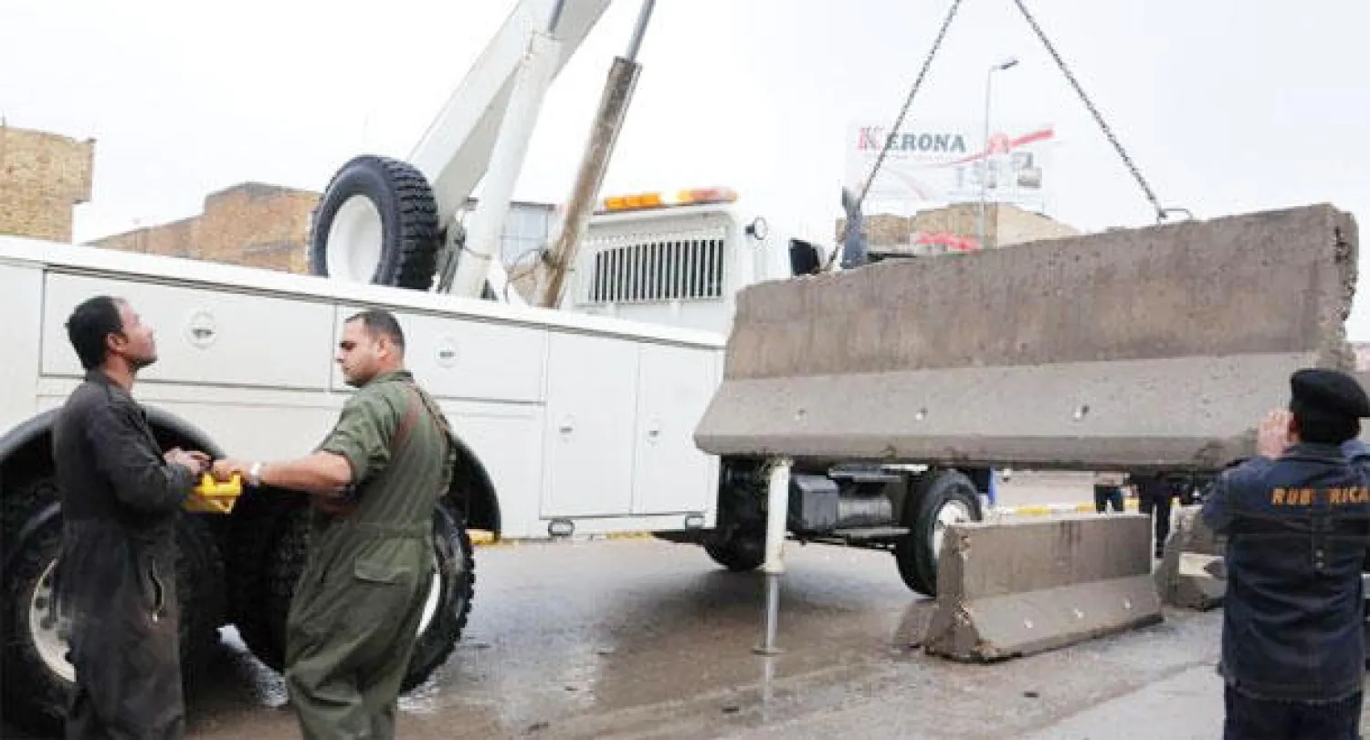 العبادي يعتزم رفع الحواجز في بغداد وإعطاء دور أكبر للشرطة في حفظ الأمن