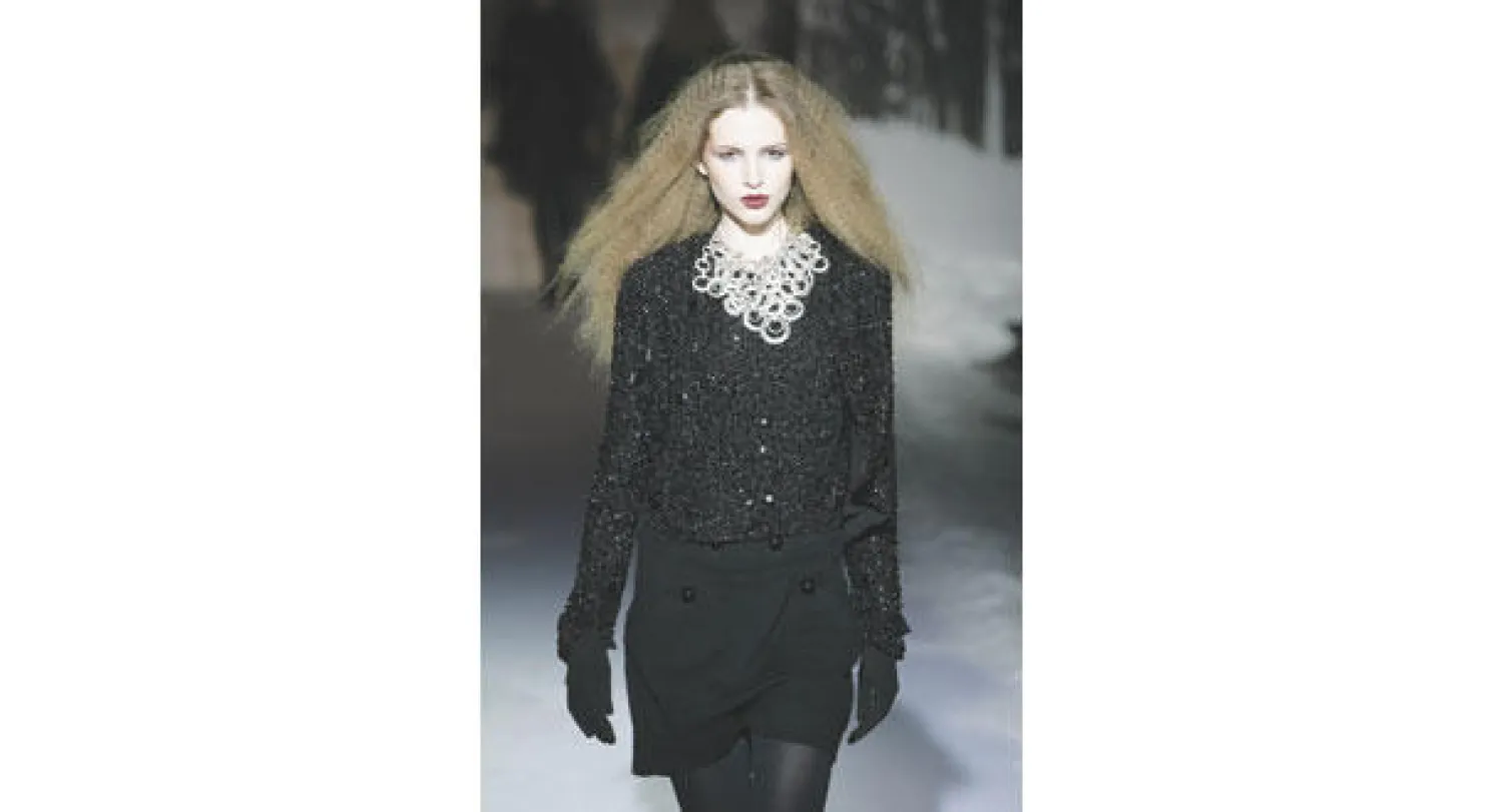 من عرض «جوليان ماكدونالد»ومجوهرات عزة فهمي