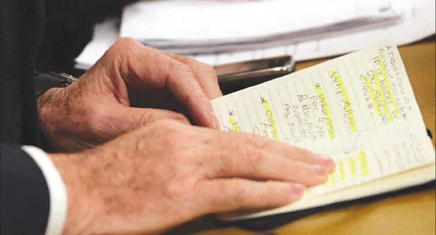 هل يغرق المبعوث الأممي في تفاصيل سوريا كسابقيه؟  دي ميستورا في المؤتمر الصحافي أمس (إ.ب.أ)