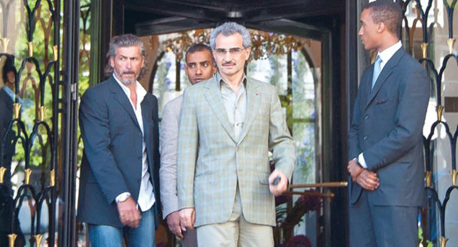 الأمير الوليد بن طلال أمام فندق جورج الخامس