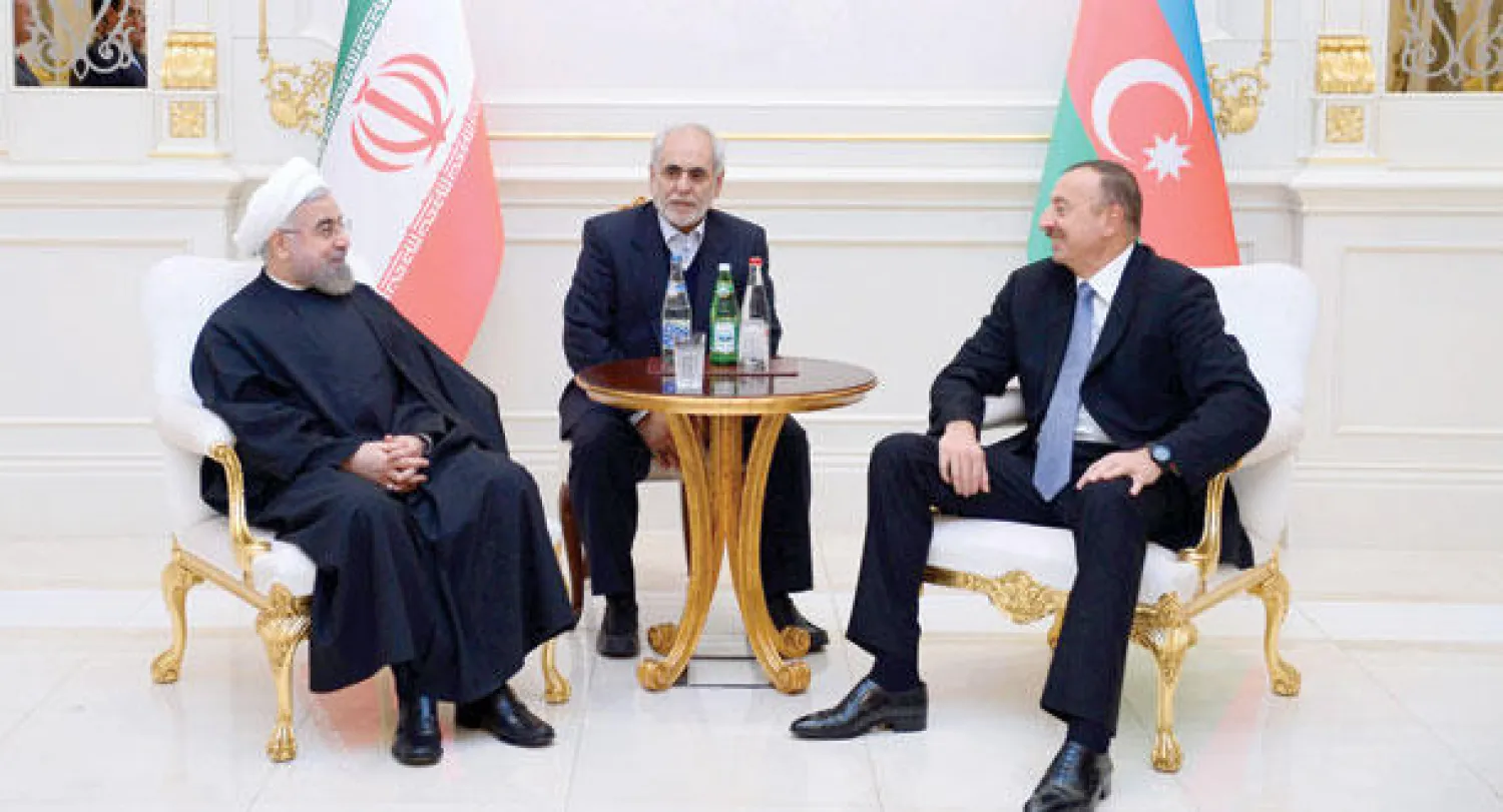 الرئيس الاذربيجاني إلهام علييف لدى استقباله نظيره الإيراني حسن روحاني في باكو أمس (غيتي)