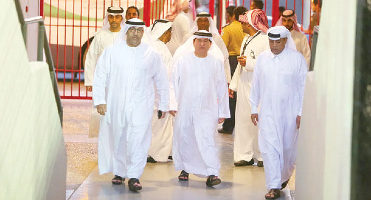 وزير الصحة الإماراتي تقدم الداعمين للأبيض أمس (تصوير: سامي اليوسف)