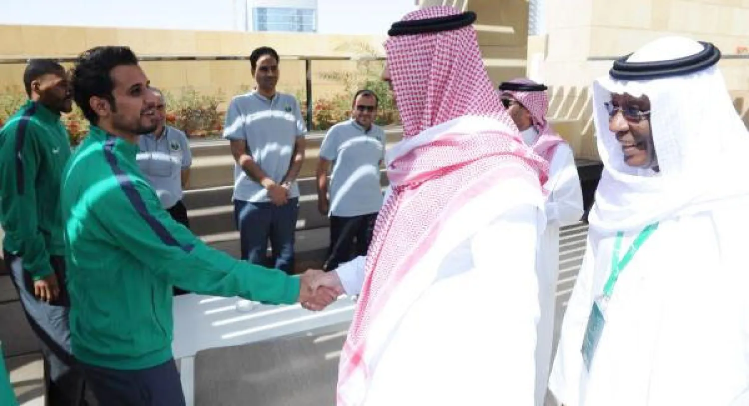الأمير عبد الله بن مساعد خلال لقائه بلاعبي المنتخب السعودي