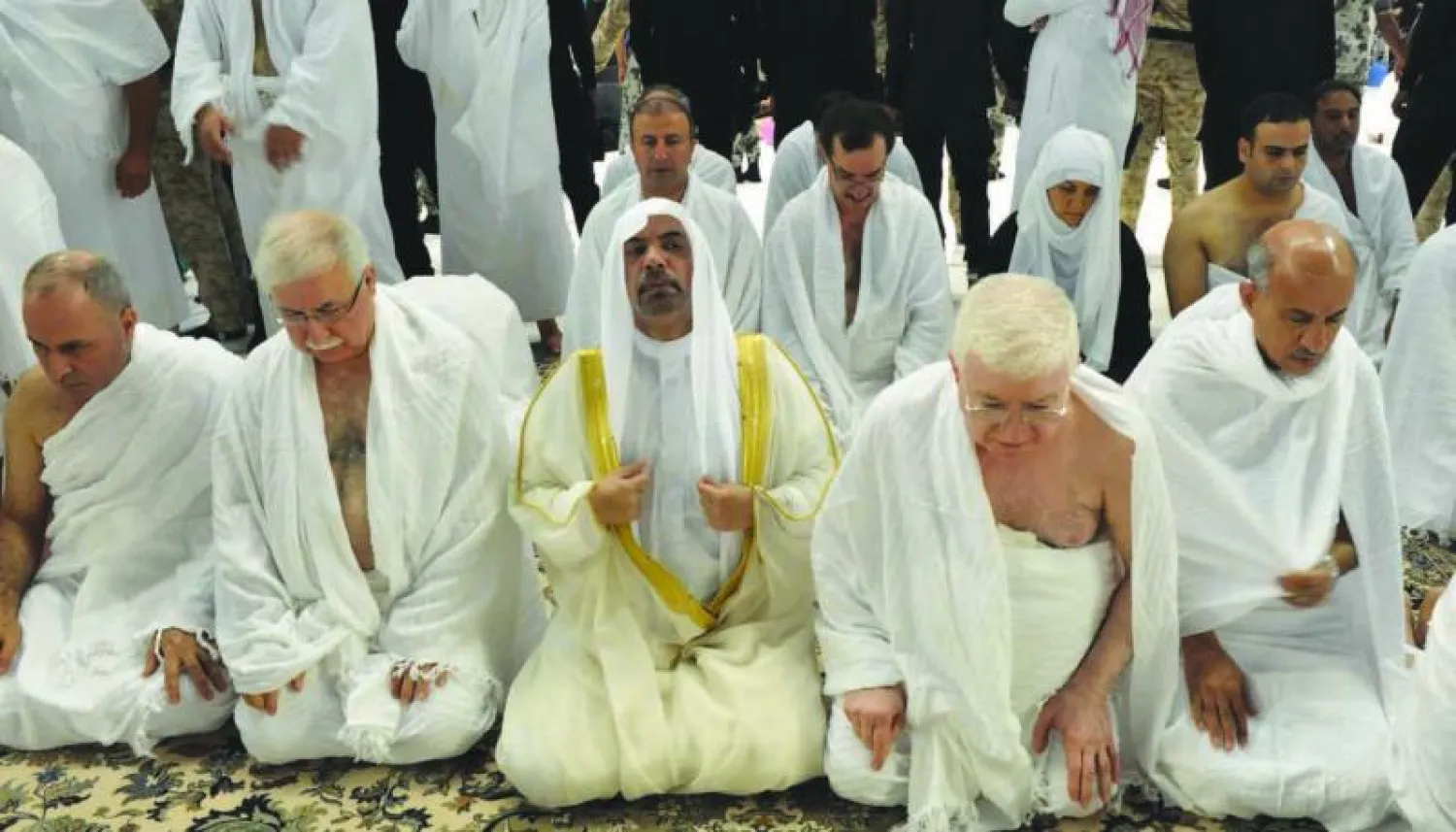 صورة خاصة لـ«الشرق الأوسط» للرئيس العراقي فؤاد معصوم يؤدي الصلاة خلال مناسك العمرة أول من أمس (تصوير: فالح خيبر)