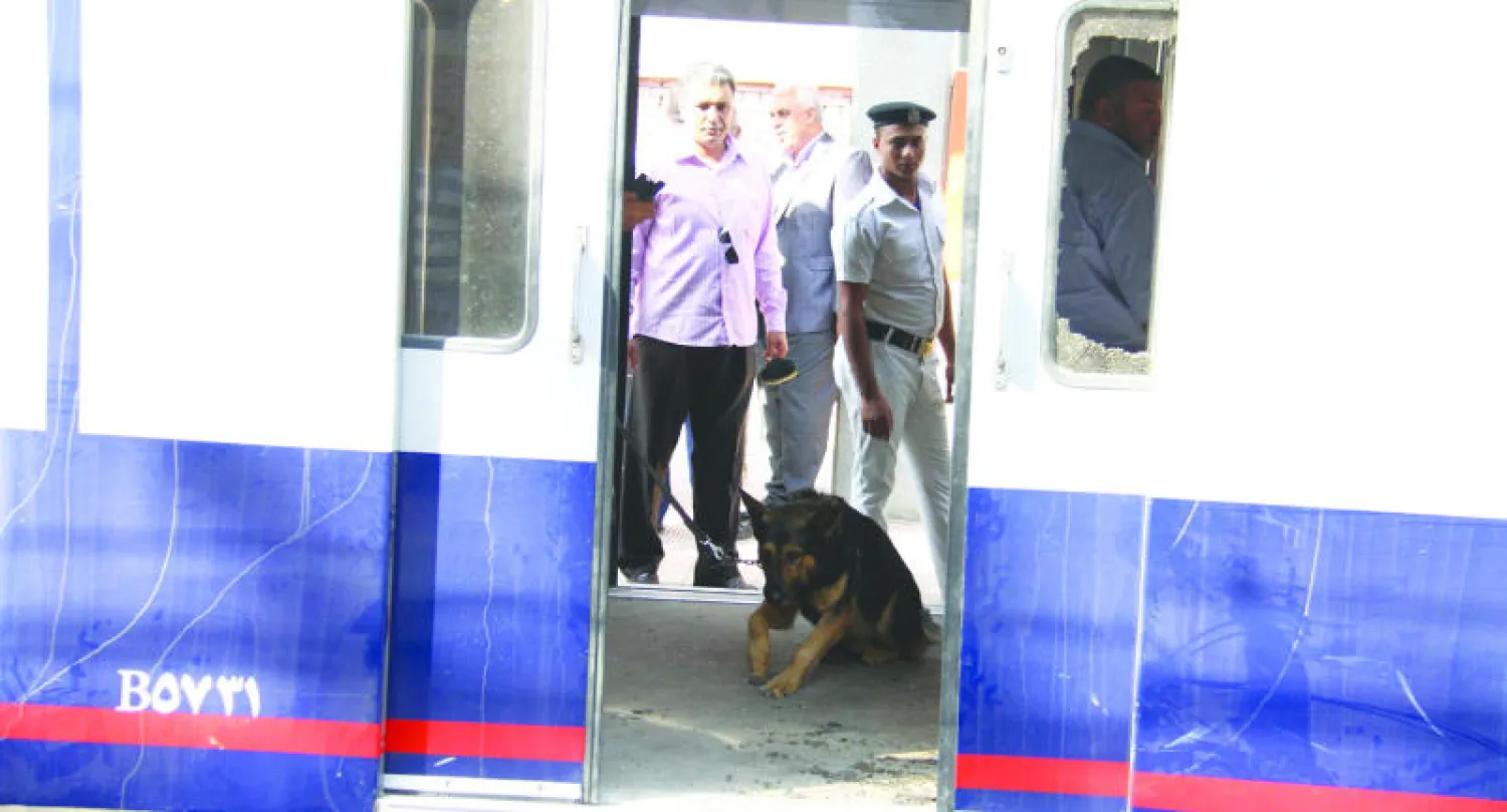 قوات الشرطة تتفحص آثار انفجار عبوة ناسفة داخل إحدى عربات مترو أنفاق القاهرة أمس («الشرق الأوسط»)