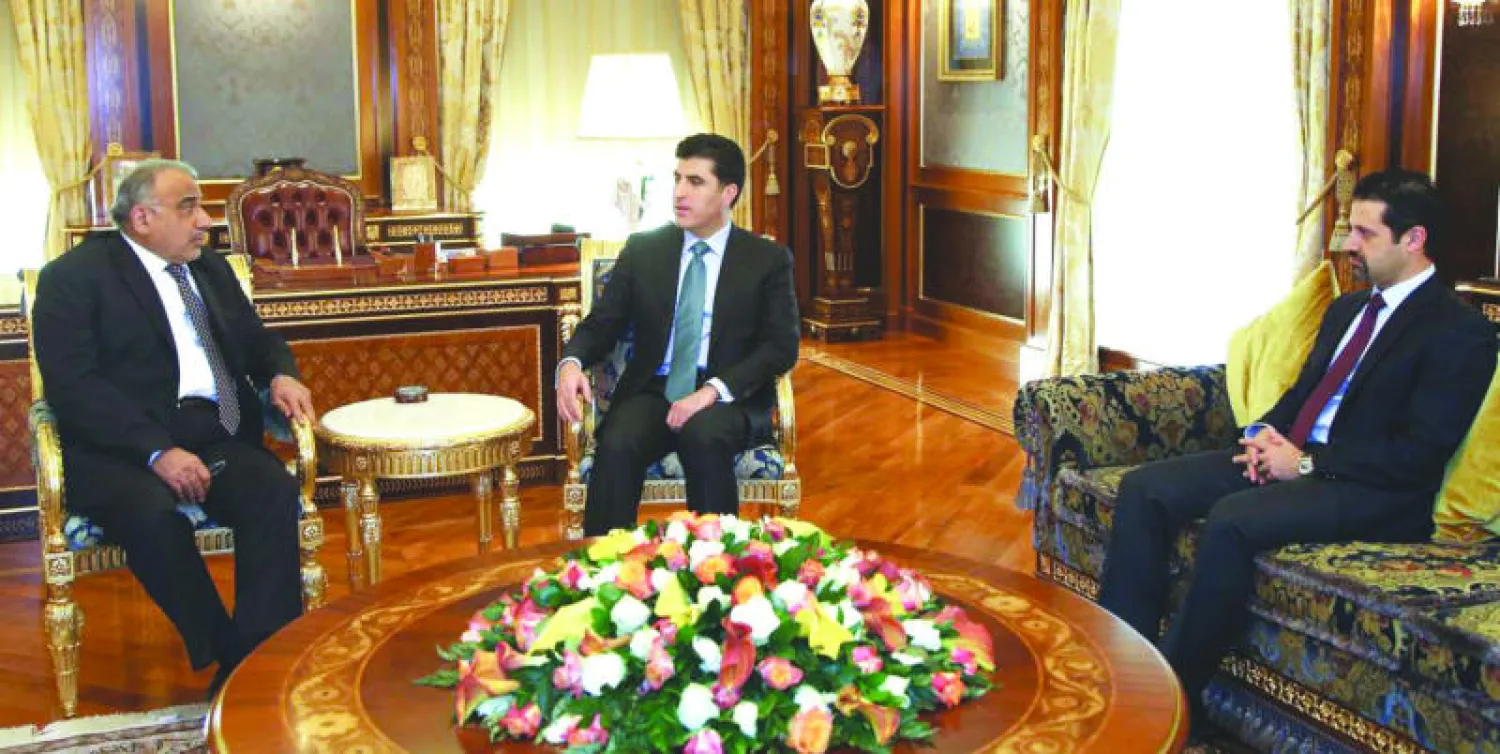 نيجيرفان بارزاني رئيس حكومة إقليم كردستان ونائبه قوباد طالباني خلال استقبالهما عادل عبد المهدي وزير النفط العراقي («الشرق الأوسط»)