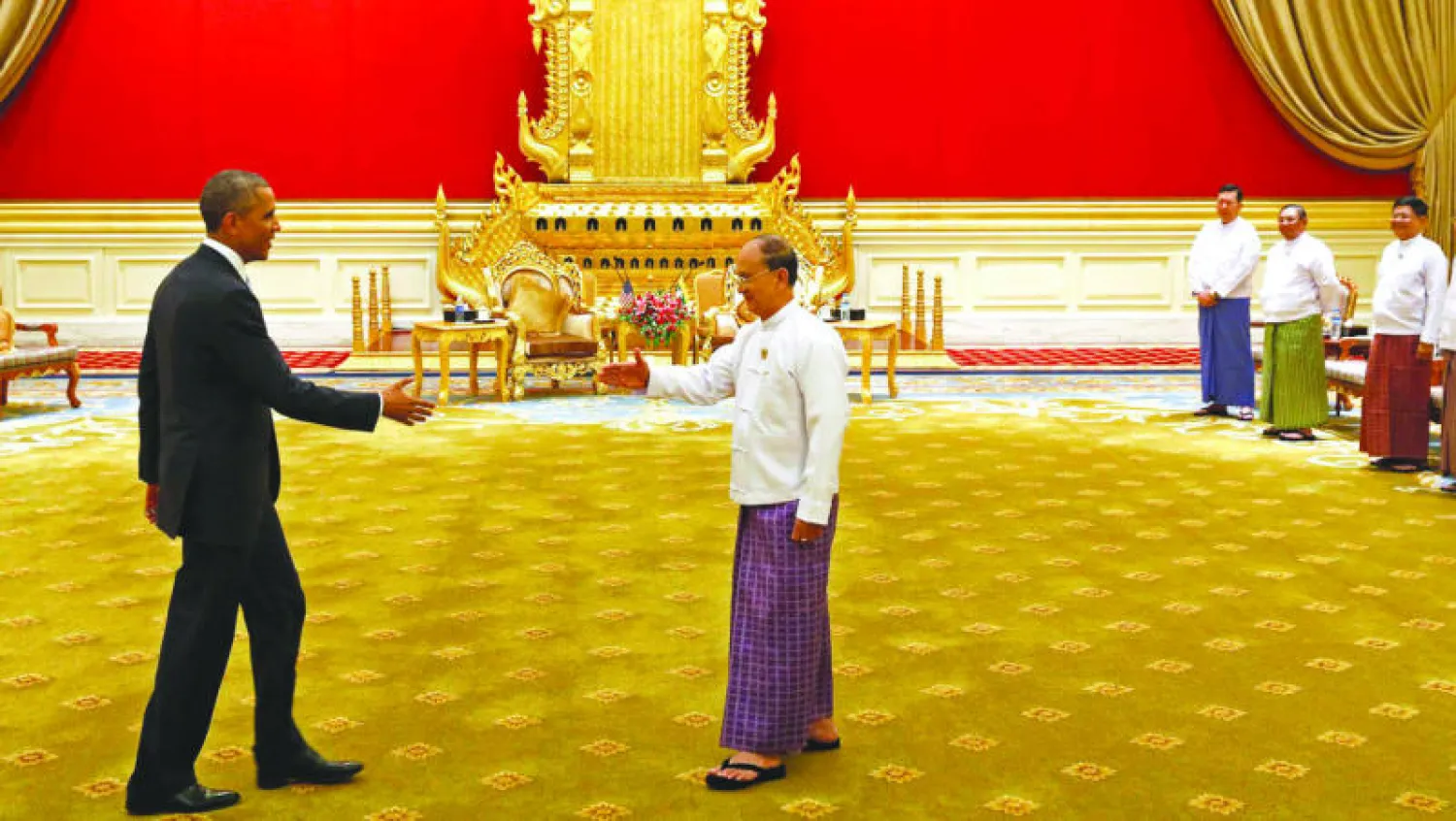 الرئيس الميانماري ثين سين أثناء ترحيبه بالرئيس الأميركي أوباما في القصر الرئاسي بالعاصمة نايبيداو أمس (رويترز)