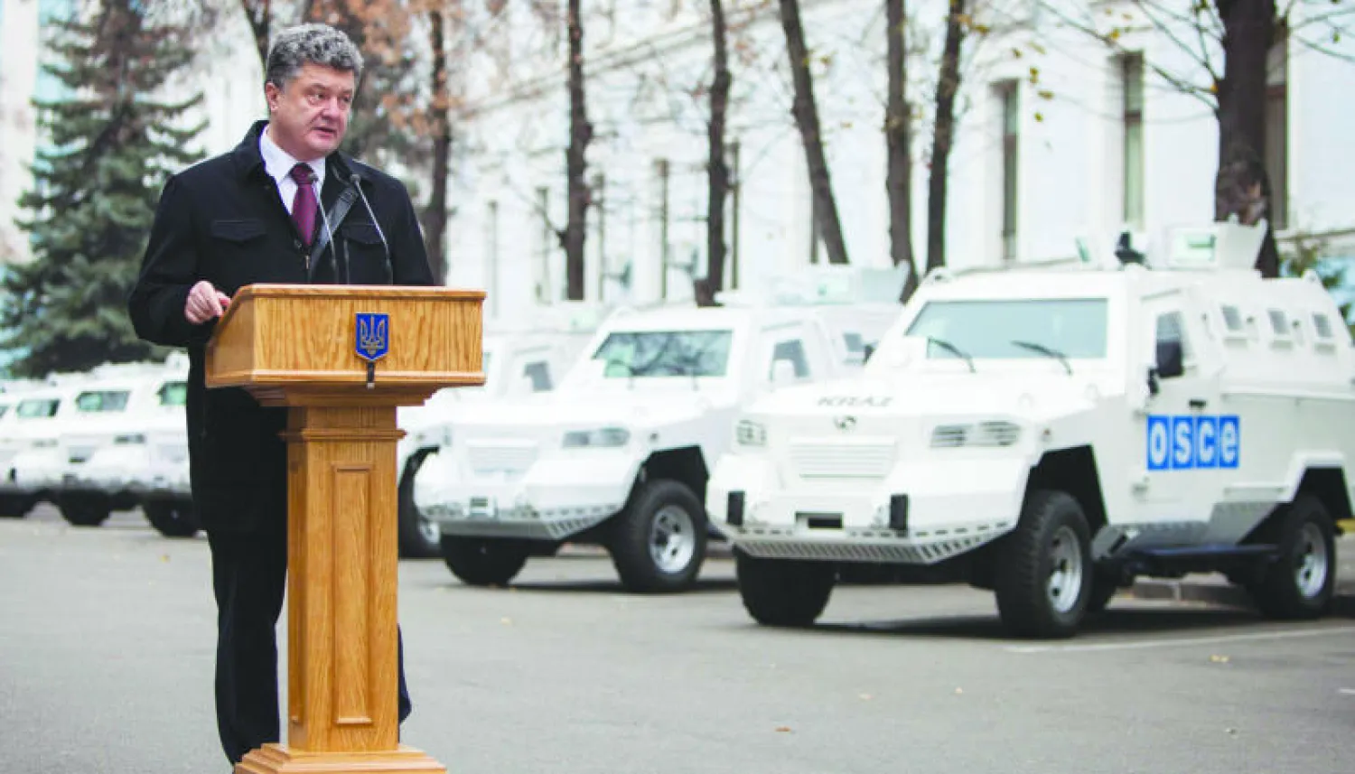 الرئيس بوروشينكو يلقي كلمة بمناسبة حفل تسليم عربات مدرعة إلى منظمة الأمن والتعاون الأوروبي بهدف استخدامها لمراقبة الوضع في شرق البلاد قرب مقر وزارة الدفاع في كييف أمس (رويترز)